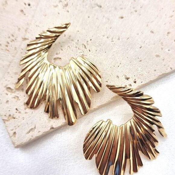 New ANTHRO Exaggerated leaf gold plated copper earrings. - Picture 5 of 7